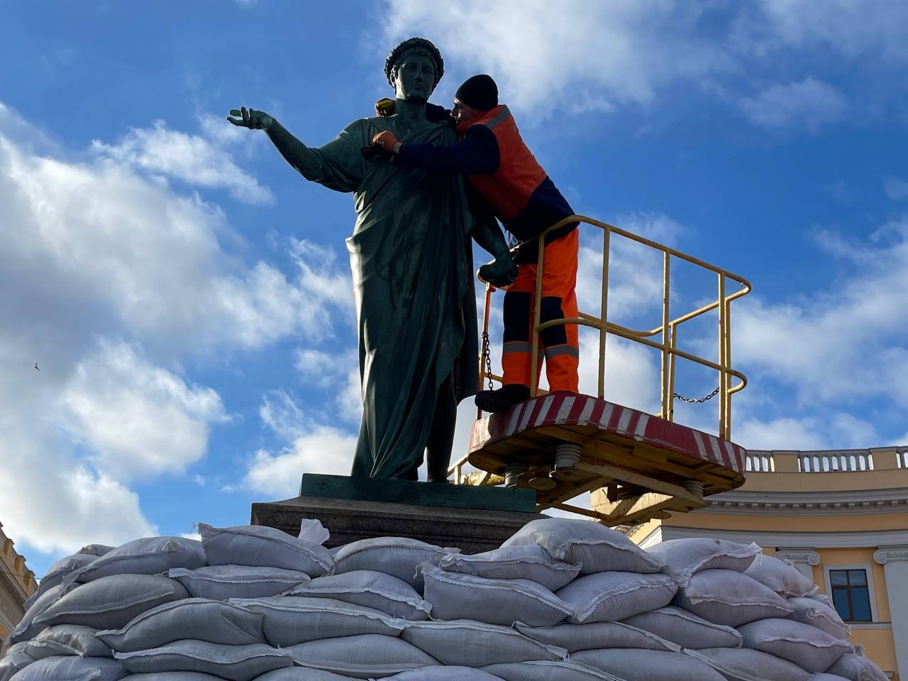 Richeleu's statue is being protected with sandbags / December 2022 / Photo by Odesa city council