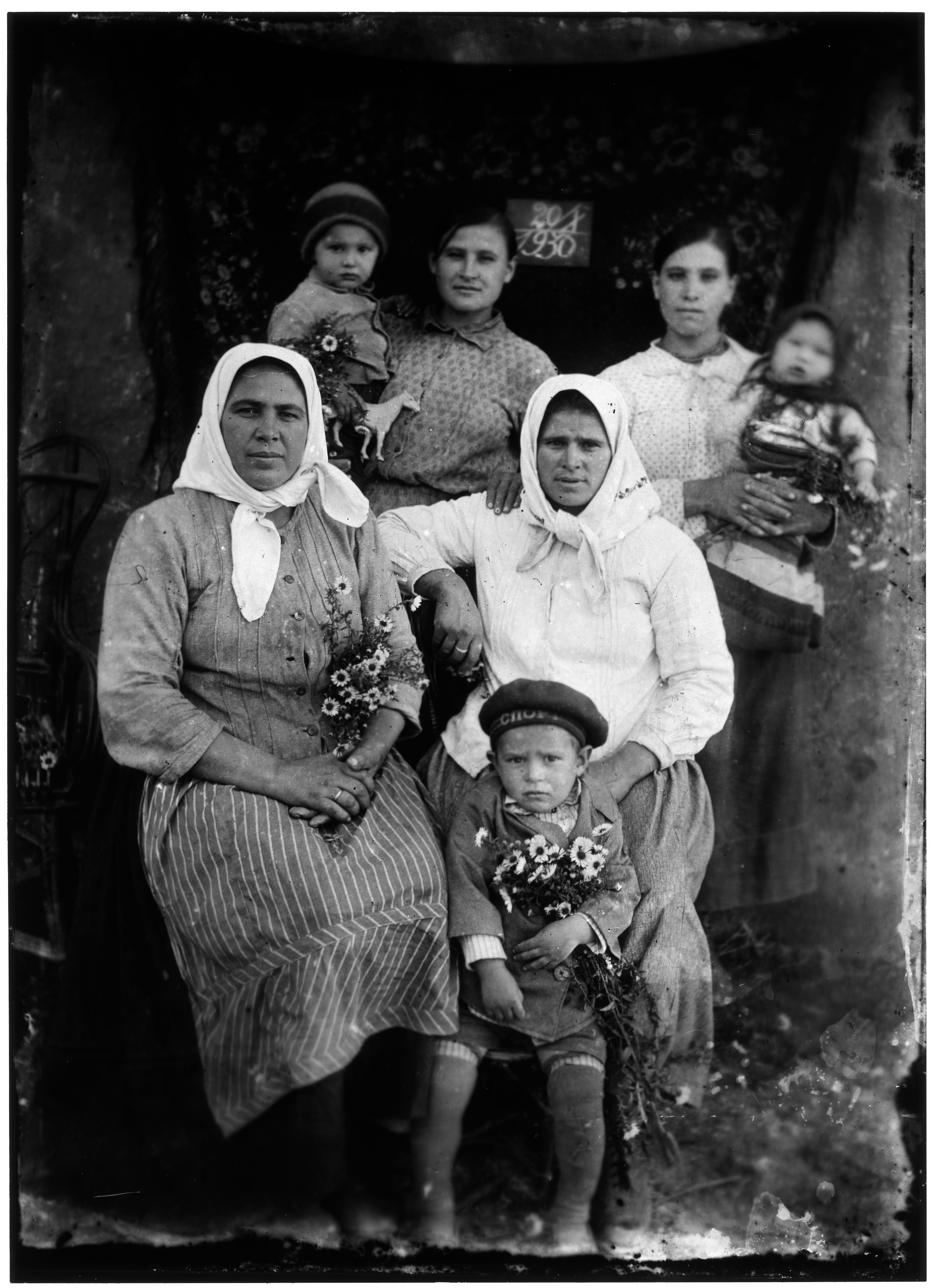 Marko Zalizniak. Women with children. Positive on film from the collection of Volodymyr Havshchuk / Urban Media Archive / Lviv Center for Urban History