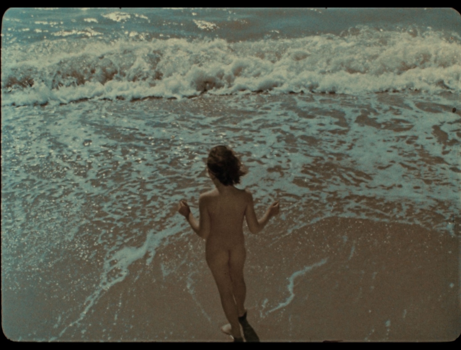 A film still from Leonyd Osyka's <i>Entering the Sea </i>(1965)