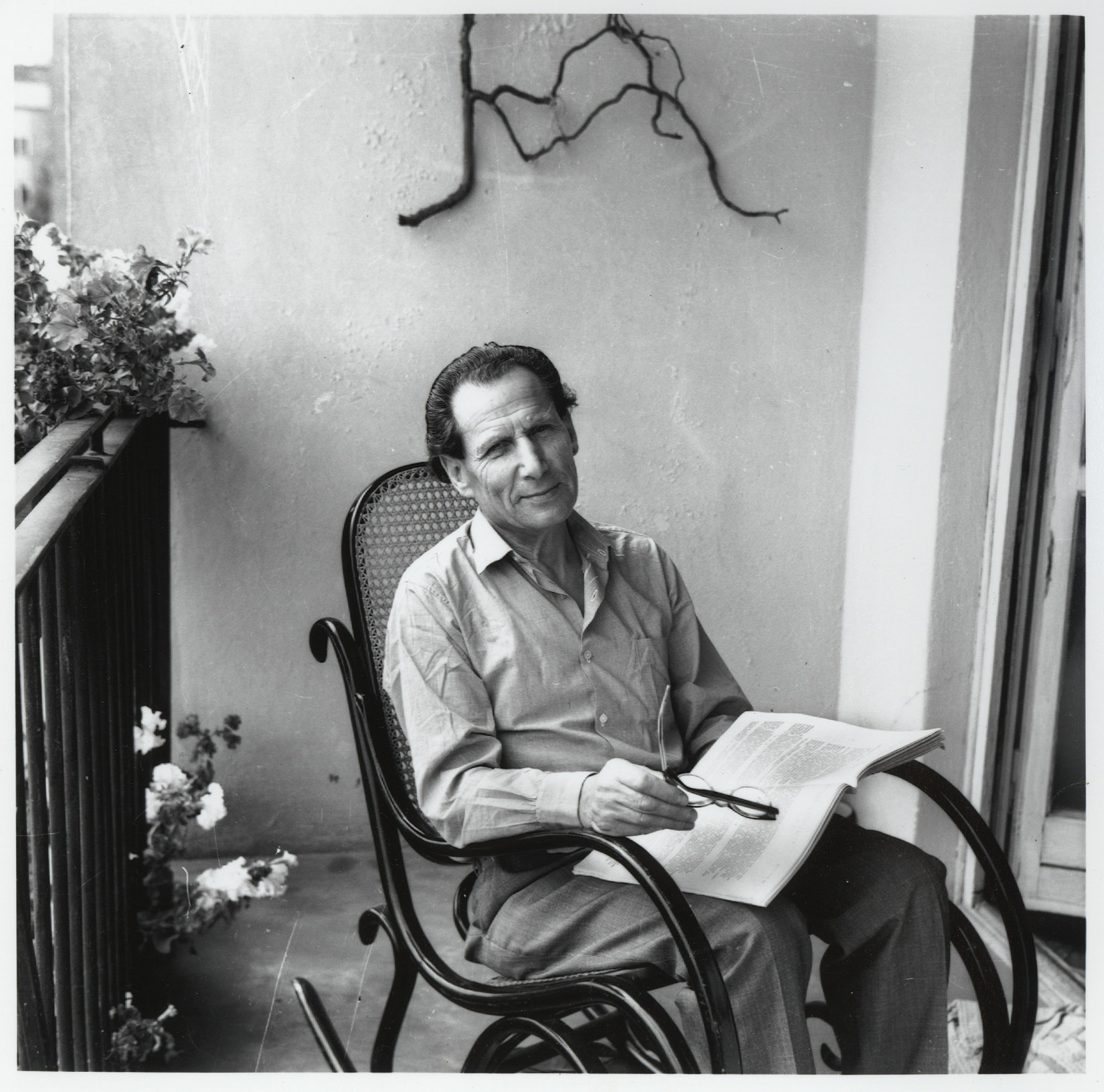 Julia Pirotte. Jefim Sokolski in his chair / Jewish Historical Institute